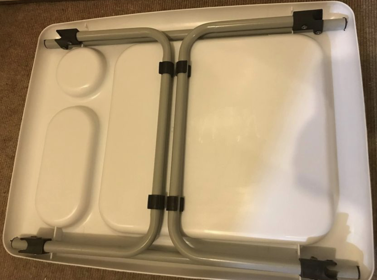 Foldable dinner tray