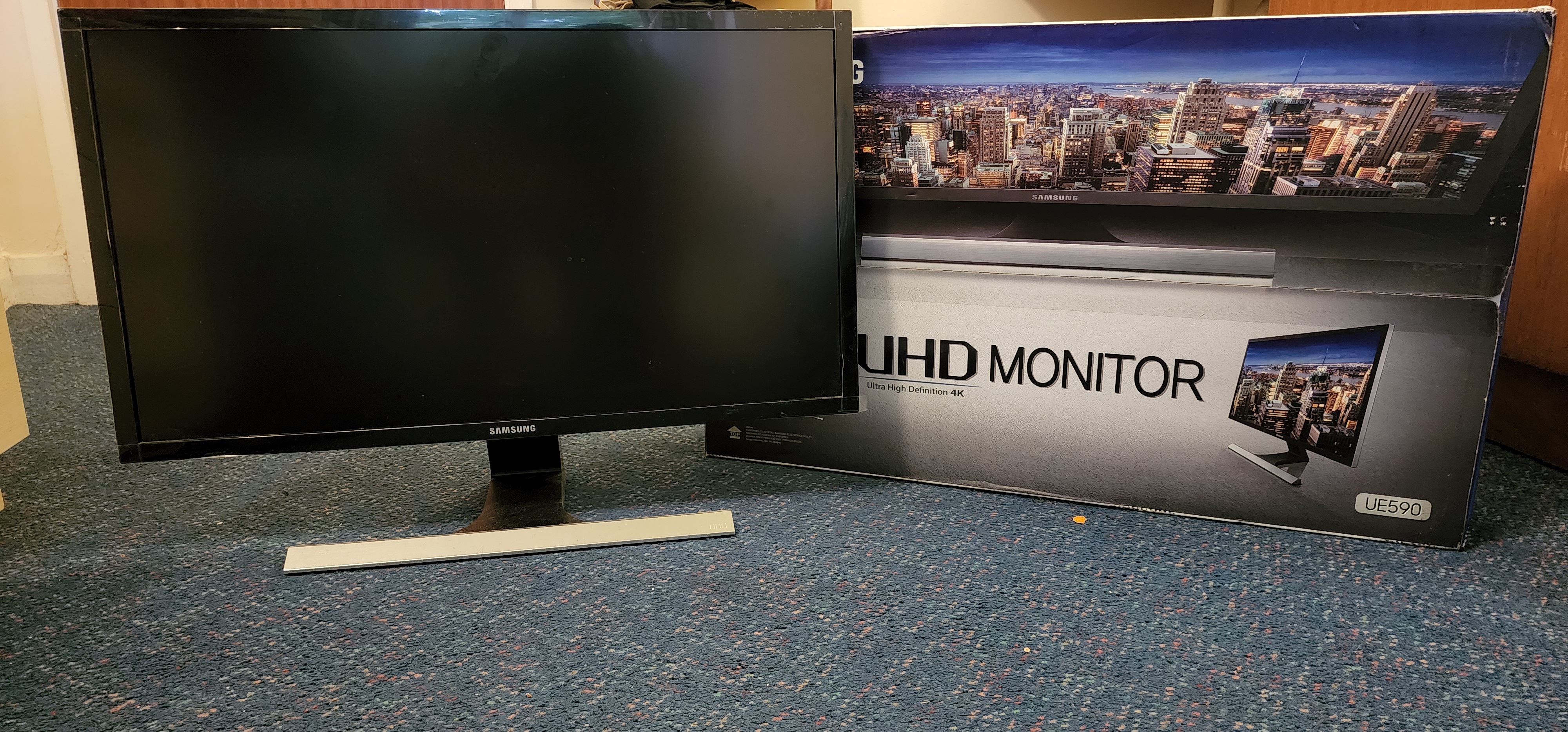Monitor with original packaging