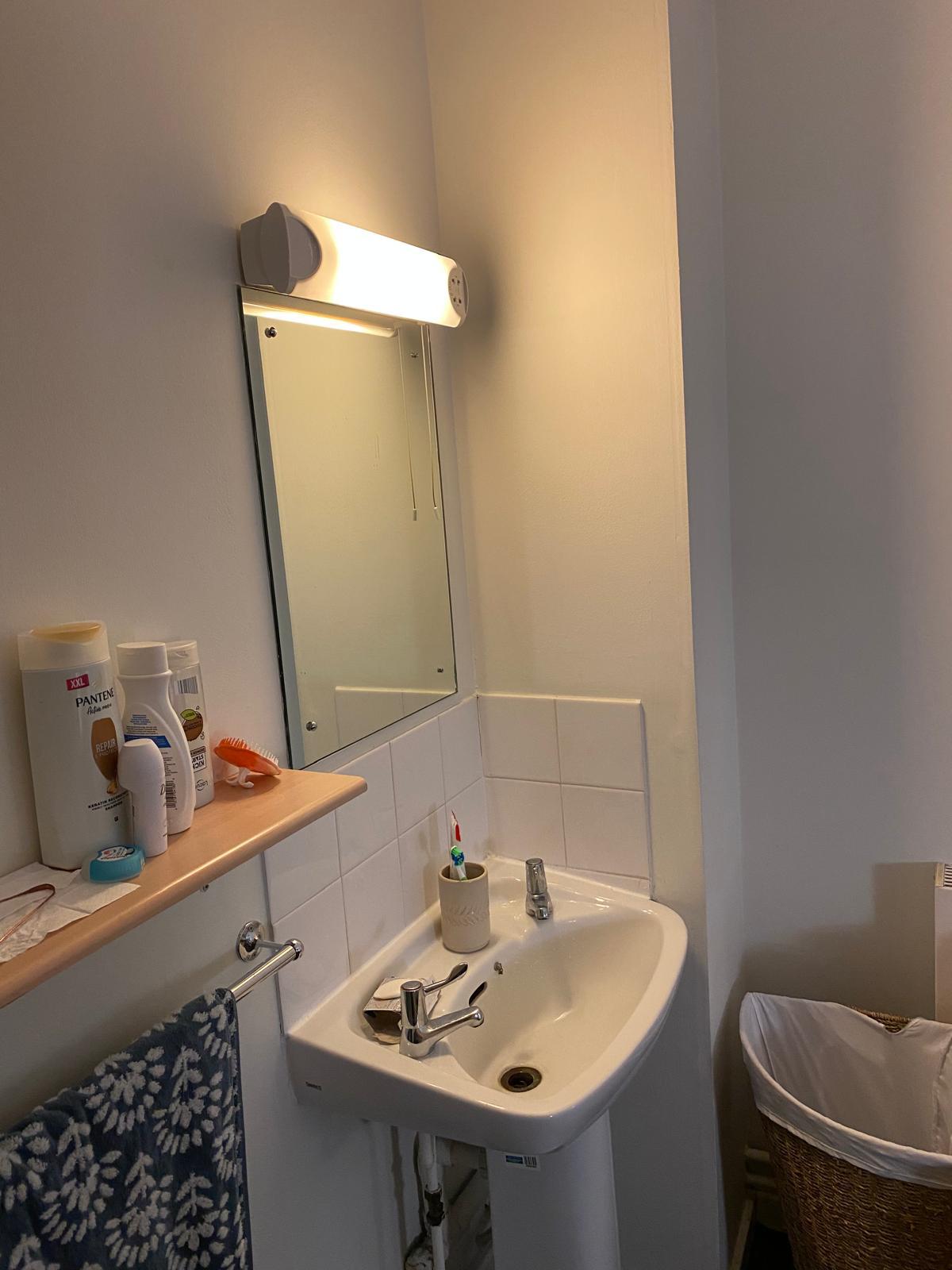Wash basin in room